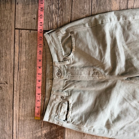 American Eagle High-Waisted Mom Jeans Distressed Sage Green Denim Size 0 Long - Picture 8 of 9